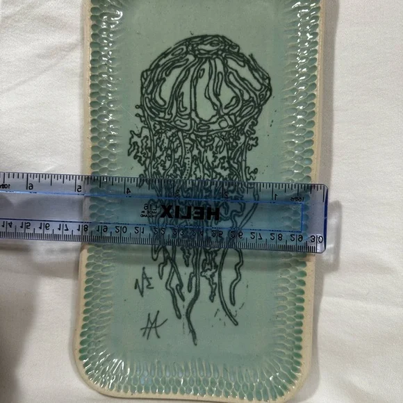 Studio pottery trinket tray. Green glaze with hand painted Jellyfish design. - Picture 12 of 14